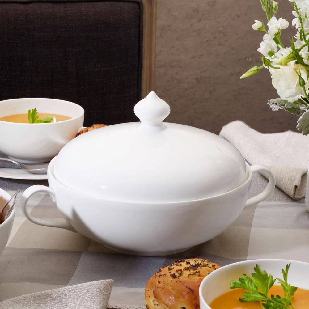 Covered Casserole Dish Q86329