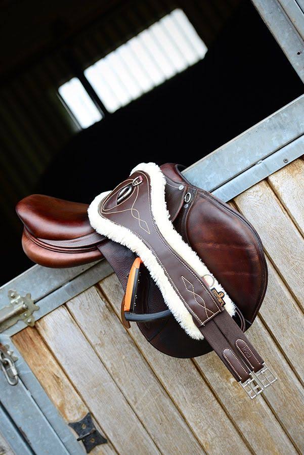 Anatomical Saddle Girth with Lambskin Y632