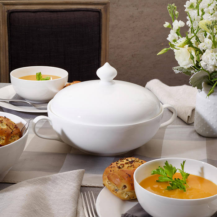 Covered Casserole Dish Q86329